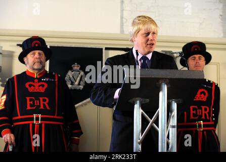 Bildnummer: 53045012 Datum: 03.06.2009 Copyright: imago/Xinhua Boris Johnson (Mitte, Großbritannien/Bürgermeister Londra) anlässlich eines Pressetermins zum London Festival - Londra - PUBLICATIONxNOTxINxCHN, Personen , premiumd; 2009, Londra, Politik, Pressetermin, Pressekonferenz; , quer, Kbdig, Gruppenbild, Close, Randbild, People Bildnummer 53045012 Data 03 06 2009 Copyright Imago XINHUA Boris Johnson Center UK Mayor London during a Press Call to London Festival London PUBLICATIONxNOTxINxCHN People Premiumd 2009 London Politics Press Call Press conference Horizontal Kbdig Group foto C. Foto Stock