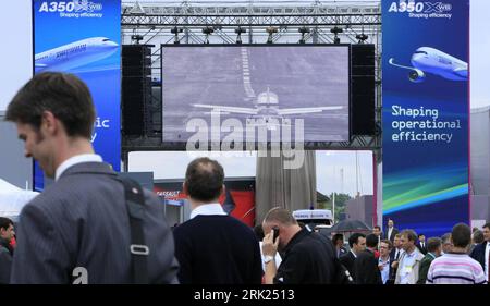 Bildnummer: 53114019  Datum: 15.06.2009  Copyright: imago/Xinhua Großbildleinwand und Gäste bei der Eröffnung der - 48th Paris Air Show - in Le Bourget bei Paris PUBLICATIONxNOTxINxCHN, Personen; 2009, Paris, Frankreich, Flughafen, Flugschau, Flugshow; , quer, Kbdig, Totale,  , Luftfahrt, Verkehr,  , Europa, Luftfahrtausstellung, Luftfahrtmesse    Bildnummer 53114019 Date 15 06 2009 Copyright Imago XINHUA Big screen and Guests at the Opening the 48th Paris Air Show in Le Bourget at Paris PUBLICATIONxNOTxINxCHN People 2009 Paris France Airport Flight review Air show horizontal Kbdig long shot A Stock Photo