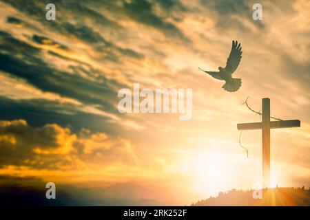 Silhouette di Gesù con la croce sulla nozione di tramonto per la religione, il culto, Natale, Pasqua, Redentore la preghiera di ringraziamento e di lode Foto Stock