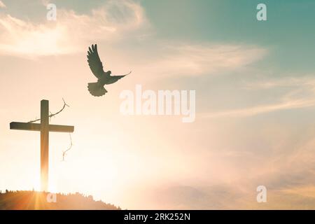 Silhouette di Gesù con la croce sulla nozione di tramonto per la religione, il culto, Natale, Pasqua, Redentore la preghiera di ringraziamento e di lode Foto Stock