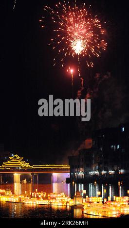 Bildnummer: 53151686 Datum: 15.08.2008 Copyright: imago/Xinhua il fiume è illuminato da lanterne galleggianti e fuochi d'artificio nel cielo nella contea di Ziyuan, nella regione autonoma di Guangxi Zhuang nel sud-ovest della Cina, 14 agosto 2008. Era una tradizione locale rilasciare lanterne di fiume per memorizzare gli antenati il quattordicesimo giorno del settimo mese del calendario lunare cinese kbdig der Fluß liegt beleuchtet di Schwimmende Laternen und Feuerwerk in der Sky nella contea di Ziyuan, Südwest Cina Guangxi Zhuang Autonome regione tradizione Laternen Ahnen Neujahr hoch Bildnummer 53151686 Data 15 08 2008 Copyrigh Foto Stock