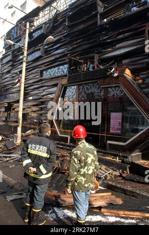 Bildnummer: 53153251  Datum: 08.04.2009  Copyright: imago/Xinhua  Two fire fighters stand in front of the burned bar in Harbin, capital of northeast China s Heilongjiang Province, April 8, 2009. kbdig  Zwei Feuer Kämpfer Stand in Vorn of der verbrannt Bar in Harbin, Hauptstadt of Nordosten China s Heilongjiang Province, Unglück, Brand, Feuerwehr, Feuerwehrleute, Staat hoch   ie    Bildnummer 53153251 Date 08 04 2009 Copyright Imago XINHUA Two Fire Fighters stand in Front of The burned Bar in Harbin Capital of Northeast China S Heilongjiang Province April 8 2009 Kbdig Two Fire Fighters stand in Stock Photo