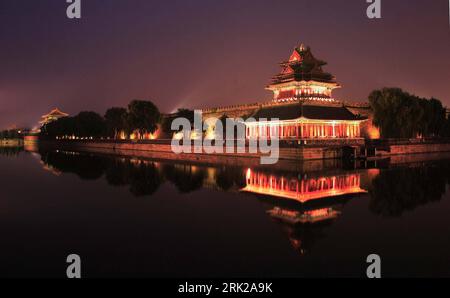 Bildnummer: 53154823 Datum: 22.08.2008 Copyright: imago/Xinhua foto scattata il 20 agosto 2008 mostra la vista notturna della torre di guardia del Palazzo Imperiale a Pechino, capitale della Cina. Reisen kbdig Imperialer Palast Wachturm Nacht, Restlichtaufnahme quer Highlight Bildnummer 53154823 Data 22 08 2008 Copyright Imago XINHUA foto scattata IL 20 agosto 2008 mostra la vista notturna della Torre di Guardia del Palazzo Imperiale a Pechino capitale della Cina viaggio Kbdig Palazzo Imperiale Torre di Guardia registrazione della luce residua notturna punto forte orizzontale Foto Stock
