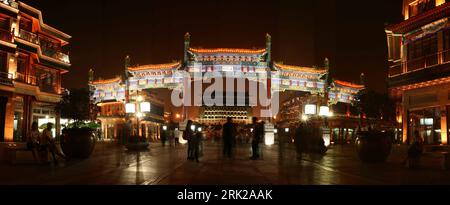 Bildnummer: 53154822  Datum: 22.08.2008  Copyright: imago/Xinhua  A combo photo taken on Aug. 20, 2008 shows tourists  visit the decorated archway on Qianmen Street in Beijing, capital of China. Reisen kbdig Torbogen, Nacht, Restlichtaufnahme  quer Highlight    Bildnummer 53154822 Date 22 08 2008 Copyright Imago XINHUA a Combo Photo Taken ON Aug 20 2008 Shows tourists Visit The decorated Archway ON Qianmen Street in Beijing Capital of China Travel Kbdig Archway Night Residual light recording horizontal Highlight Foto Stock