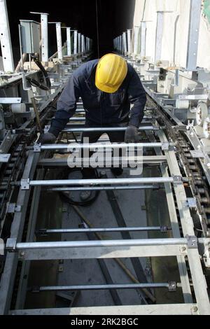 Bildnummer: 53155670 Datum: 10.04.2009 Copyright: imago/Xinhua Un lavoratore installa un ascensore nel cantiere della stazione Ping anli della linea 4 della metropolitana a Pechino, capitale della Cina, 8 aprile 2009. Wirtschaft kbdig Baugewerbe hoch Bildnummer 53155670 Data 10 04 2009 Copyright Imago XINHUA un lavoratore installa un ascensore PRESSO il cantiere della stazione Ping Concern della linea 4 della metropolitana a Pechino capitale della Cina 8 aprile 2009 economia Kbdig settore edile verticale Foto Stock