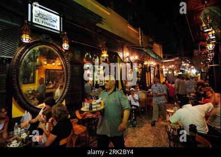 Bildnummer: 53158517 Datum: 20.06.2009 Copyright: imago/Xinhua Gäste im El Fishawy Cafe auf dem Khan al-Khalili Basar in Kairo am Abend - PUBLICATIONxNOTxINxCHN , Gebäude, außen Außenansicht , Personen , Restlichtaufnahme; 2009, Kairo, Ägypten, gastronomia; , quer, Kbdig, totale, Reisen, Asien Bildnummer 53158517 Data 20 06 2009 Copyright Imago XINHUA ospiti in El Cafe sul Khan al Khalili Bazaar al Cairo alla sera PUBLICATIONxNOTxINxCHN Building Vista esterna persone registrazione di luce residua 2009 Cairo Egitto gastronomia orizzontale Kbdig Long shot Travel Asia Foto Stock