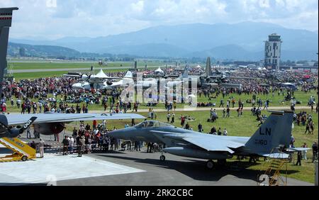 Bildnummer: 53161457  Datum: 26.06.2009  Copyright: imago/Xinhua Besucher bestaunen einen Kampfjet während der Airshow - AirPower 09 - in Zeltweg - PUBLICATIONxNOTxINxCHN, Objekte , Personen , Landschaft , premiumd; 2009, Zeltweg, Österreich , Air Power, Flugzeug; , quer, Kbdig, Totale,  ,  , Europa    Bildnummer 53161457 Date 26 06 2009 Copyright Imago XINHUA Visitors admire a Fighter during the Airshow Airpower 09 in Zeltweg PUBLICATIONxNOTxINxCHN Objects People Landscape premiumd 2009 Zeltweg Austria Air Power Aircraft horizontal Kbdig long shot Europe Stock Photo