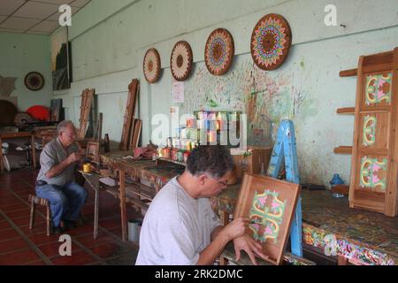 Bildnummer: 53173040  Datum: 24.06.2009  Copyright: imago/Xinhua  Two handicraft men paint a part of an oxcart at a workshop in Sarchi, Costa Rica, on June 23, 2009. The traditional oxcart making is one of the most famous technics in Costa Rica. Oxcarts play an important part in the agriculture history of Costa Rica as they were once the main vehicles for coffee bean tranation. Now it has become a symbol of the rural life in Costa Rica.      kbdig  Aussenansichten Zwei Bastelmaterial Männer lackieren einer Teil of Ausgedient oxcart am einer Werkstatt in Sarchi, Costa Rica, auf Juni 23, 2009. d Stock Photo