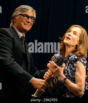 Bildnummer: 53180844 Datum: 05.07.2009 Copyright: imago/Xinhua 090706) -- KARLOVY VARY, 6 luglio 2009 (Xinhua) -- la famosa attrice francese Isabelle Huppert (R) riceve il Crystal Globe per il suo eccezionale contributo artistico al cinema mondiale dal presidente del Karlovy Vary International Film Festival Jiri Bartoska al 44° Karlovy Vary International Film Festival a Karlovy Vary, Repubblica Ceca, il 5 luglio 2009. (Xinhua/CTK) People Film Premiumd kbdig xsk 090706) -- Karlovy VARY, Juli 6, 2009 (Xinhua) -- Schauspielerin Isabelle Huppert (R) empfängt der Crystal Globe für Foto Stock