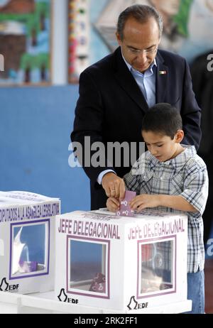 Bildnummer: 53180804  Datum: 05.07.2009  Copyright: imago/Xinhua (090706) -- MEXICO CITY, July 6, 2009 (Xinhua) -- Mexican President Felipe Calderon casts his vote with his son Juan Pablo Calderon at a polling station in Mexico City, July 5, 2009. Mexicans voted on Sunday in mid-term elections to elect 500 legislators for the lower house Chamber of Deputies, 6 governorships, 500 mayors and other officers.      (Xinhua/Bao Feifei) (cl)  Politik Wahl Parlament Parlamentswahlen premiumd kbdig xkg (090706) -- Mexiko CITY, Juli 6, 2009 (Xinhua) -- Mexikanische Präsident Felipe Calderon casts seiner Stock Photo