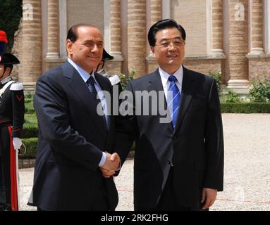 Bildnummer: 53181564 Datum: 06.07.2009 Copyright: imago/Xinhua (090706) - ROMA, 6 luglio 2009 (Xinhua) - il presidente cinese Hu Jintao (R) incontra il primo ministro italiano Silvio Berlusconi a Roma, capitale d'Italia, 6 luglio 2009. (Xinhua/li Xueren) (zw) PUBLICATIONxNOTxINxCHN People Politik premiumd kbdig xsk (090706) -- ROMA, Juli 6, 2009 (Xinhua) -- Chinese Präsident HU Jintao (R) Meets mit Italienische prime Ministerin Silvio Berlusconi a Roma, Hauptstadt d'Italia, Juli 6, 2009. (Xinhua/li Xueren) (zw) PUBLICATIONxNOTxINxCHN 2009 quer ie o0 Premierminister, China, Italien, Premier Foto Stock