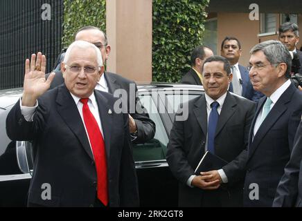 Bildnummer: 53188068  Datum: 10.07.2009  Copyright: imago/Xinhua (090709) -- SAN JOSE, July 9 (Xinhua) -- Honduran post-coup leader Roberto Micheletti (L front) waves to journalists as Costa Rican President Oscar Arias (1st R) stands by in front of the latter s residence in San Jose, capital of Costa Rica, July 9, 2009. Honduras  ousted President Manuel Zelaya and Roberto Micheletti are due to make a mediation dialogue hosted by Oscar Arias here on Thursday to try to thrash out a solution to the political crisis triggered by last month s coup in the Central American state. (Xinhua/Esteban Dato Stock Photo