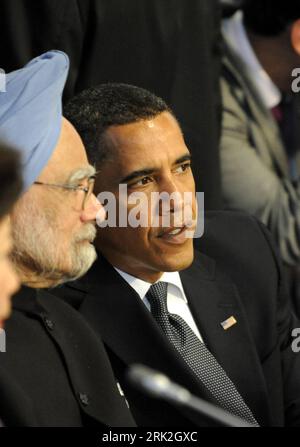 Bildnummer: 53190885  Datum: 10.07.2009  Copyright: imago/Xinhua (0907010) -- L AQUILA, July 10, 2009 (Xinhua) -- U.S. President Barack Obama (R) talks with Indian Prime Minister Manmohan Singh during the Working Session on  Security, part of the Group of Eight (G8) meetings, in L Aquila, Italy, July 10, 2009. Leaders or representatives from the G8 industrialized countries, other invited countries and world organizations attended the Working Session on  Security in L Aquila on Friday, the last day of the 2009 G8 summit and its related meetings. (Xinhua/Zeng Yi) (msq) (2)ITALY-L AQUILA-G8 SUMMI Stock Photo