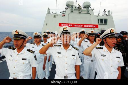 Bildnummer: 53213329 Datum: 20.07.2009 Copyright: imago/Xinhua (090720) -- NAVE ZHOUSHAN, 20 luglio 2009 (Xinhua) -- ufficiali militari e soldati giurano davanti alla bandiera nazionale cinese sulla nave Zhoushan nel Mar Cinese meridionale, il 20 luglio 2009. (Xinhua/Guo Gang) (lr) (1)CINA-CINA MERIDIONALE SEA-NAVAL FLOTILLA-ESCORT MISSION-SWEAR IN (CN) PUBLICATIONxNOTxINxCHN Militär Staat China Marine kbdig xsk 2009 quer o0 Soldat, Gestik, Salut, Bildnummer 53213329 Date 20 07 2009 Copyright Imago XINHUA 090720 Zhou Shan Vessel 20 luglio 2009 XINSWEAR nel fronte militare Foto Stock