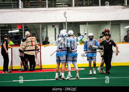 Edmonton, Canada. 22 agosto 2023. I Calgary Mountaineers (Blue/Grey) festeggiano dopo aver segnato punti durante la Minto Cup tra gli Edmonton Miners e i Calgary Mountaineers alla Bill Hinter Arena. Punteggio finale; Edmonton Miners 12:10 Calgary Mountaineers. Credito: SOPA Images Limited/Alamy Live News Foto Stock