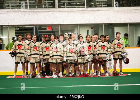 Edmonton, Canada. 22 agosto 2023. Gli Edmonton Miners (Tan/Orange) stanno insieme durante l'inno nazionale prima della Minto Cup tra gli Edmonton Miners e i Calgary Mountaineers alla Bill Hinter Arena. Punteggio finale; Edmonton Miners 12:10 Calgary Mountaineers. Credito: SOPA Images Limited/Alamy Live News Foto Stock