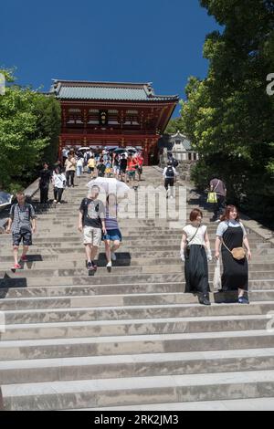 Tsurugaoka Hachimangū, il più importante santuario shintoista della città giapponese di Kamakura, è stato anche un tempio buddista per gran parte della sua storia. Foto Stock