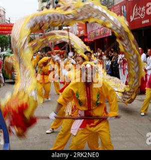 Bildnummer: 53227080 Datum: 27.07.2009 Copyright: imago/Xinhua (090727) -- HANSHAN, 27 luglio 2009 (Xinhua) -- Una troupe di lanterne di drago esegue la danza di drago per celebrare il raccolto di paraurti nella contea di Hanshan nella provincia di Anhui della Cina orientale, 27 luglio 2009. È una tradizione per gli agricoltori locali della contea di Hanshan celebrare il raccolto eseguendo la danza del drago, canottaggio su una barca drago ecc. il sesto giorno del sesto mese del calendario lunare cinese. (Xinhua/Cheng Qianjun) (zsc) (2)CINA-ANHUI-CELEBRATION-HARVEST (CN) PUBLICATIONxNOTxINxCHN Gesellschaft China Tradition Erntefest kbdig xsk 2009 quer IMA Foto Stock