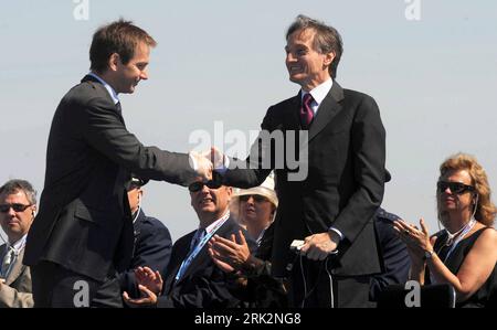 Bildnummer: 53227121  Datum: 27.07.2009  Copyright: imago/Xinhua (090727) -- PAPA, July 27, 2009 (Xinhua) -- NATO s Deputy Secretary General Claudio Bissoguero (R) shakes hands with Hungarian Prime Minister Gordon Bajnai at a handover ceremony of a Boeing C-17 airplane of NATO Strategic Airlift Capability (SAC) at a military airbase in Papa, Hungary, July 27, 2009. SAC is a project launched in 2006 which involves 15 countries with the aim to meet the air tran capability required by involvement in the European Union s crisis management activities. The SAC fleet will consist of three C-17 Globma Stock Photo