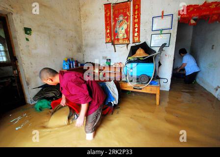 Bildnummer: 53230050  Datum: 29.07.2009  Copyright: imago/Xinhua (090729) -- JIUJIANG, July 29, 2009 (Xinhua) -- Local residents clear water out of their flooded house after a heavy rainstorm hit Jiujiang city in east China s Jiangxi Province, July 29, 2009. Local emergency department employees of the city are on standby to answer emergent calls as some local streets were flooded.      (Xinhua/Hu Guolin)(xxh) #(7)CHINA-JIANGXI-RAINSTORM-FLOOD (CN)  PUBLICATIONxNOTxINxCHN  Wetter Regen Hochwasser Überflutung premiumd kbdig xng  2009 quer     Image number 53230050 Date 29 07 2009 Copyright Imago Stock Photo