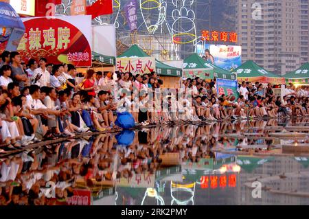 Bildnummer: 53233440 Datum: 30.07.2009 Copyright: imago/Xinhua (090731) -- DALIAN, 31 luglio 2009 (Xinhua) -- i venditori vedono lo spettacolo durante l'undicesimo China International Beer Festival a Dalian, una città costiera nella provincia di Liaoning della Cina nordorientale, 30 luglio 2009. Il festival ha aperto qui giovedì. Più di 30 birrifici provenienti da Cina, Germania, Stati Uniti e Repubblica di Corea hanno partecipato al festival con oltre 400 marchi di birra. (Xinhua/Yao Jianfeng)(zx) (4)CHINA-DALIAN-BEER-FESTIVAL (CN) PUBLICATIONxNOTxINxCHN Bier Festival Fest kbdig xsp 2009 quer immagine numero 53233 Foto Stock