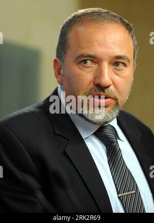 Bildnummer: 53236948  Datum: 23.04.2009  Copyright: imago/Xinhua (090802) -- JERUSALEM, Aug. 2, 2009 (Xinhua) -- File photo taken on April 23, 2009 shows Israeli Foreign Minister Avigdor Lieberman speaking during a press conference in Jerusalem.(Xinhua/Yin Bogu) (2)ISRAEL-FM-LIEBERMAN-BRIBERY  PUBLICATIONxNOTxINxCHN  People Politik premiumd kbdig xng  2009 hoch o00 Porträt    Bildnummer 53236948 Date 23 04 2009 Copyright Imago XINHUA  Jerusalem Aug 2 2009 XINHUA File Photo Taken ON April 23 2009 Shows Israeli Foreign Ministers Avigdor Lieberman Speaking during a Press Conference in Jerusalem X Foto Stock