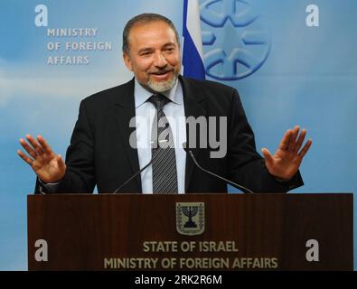 Bildnummer: 53236947  Datum: 23.04.2009  Copyright: imago/Xinhua (090802) -- JERUSALEM, Aug. 2, 2009 (Xinhua) -- File photo taken on April 23, 2009 shows Israeli Foreign Minister Avigdor Lieberman speaking during a press conference in Jerusalem.  (Xinhua/Yin Bogu) (1)ISRAEL-FM-LIEBERMAN-BRIBERY  PUBLICATIONxNOTxINxCHN  People Politik premiumd kbdig xng  2009 quer o00 Porträt    Bildnummer 53236947 Date 23 04 2009 Copyright Imago XINHUA  Jerusalem Aug 2 2009 XINHUA File Photo Taken ON April 23 2009 Shows Israeli Foreign Ministers Avigdor Lieberman Speaking during a Press Conference in Jerusalem Foto Stock