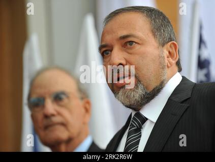 Bildnummer: 53236949 Datum: 16.04.2009 Copyright: imago/Xinhua (090802) -- GERUSALEMME, 2 agosto 2009 (Xinhua) -- foto del file scattata il 16 aprile 2009 mostra il ministro degli Esteri israeliano Avigdor Lieberman (R) (Xinhua/Yin Bogu) (3)ISRAEL-FM-LIEBERMAN-BRIBERY PUBLICATIONxNOTxINxCHN People Politik premiumd kbdig xng 2009 quer Bildnummer 53236949 Date 16 04 2009 Copyright Imago XINHUA Gerusalemme Aug 2 2009 XINHUA file foto scattata IL 16 aprile 2009 mostra i Ministri degli Esteri israeliani Avigdor Lieberman r XINHUA Yin Bogu 3 Israel FM Lieberman BLINTIXUMXBUBUBINTIONCHN Celebrities Foto Stock