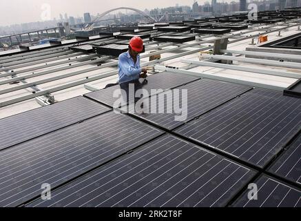 Bildnummer: 53245741 Datum: 27.07.2009 Copyright: imago/Xinhua (090727) -- SHANGHAI, 27 luglio 2009 (Xinhua) -- Un lavoratore fissa i pannelli di energia solare all'ultimo piano del padiglione cinese presso il sito dell'Expo di Shanghai, Shanghai, Cina orientale, 25 luglio 2009. (Xinhua) (Ly) #(3)CHINA-SHANGHAI-WORLD EXPO SITE-CHINESE PAVILION (CN) PUBLICATIONxNOTxINxCHN Solardach Solarenergie Expo kbdig xsp 2009 quer Bildnummer 53245741 Date 27 07 2009 Copyright Imago XINHUA Shanghai July 27 2009 XINHUA A a Worker fissa pannelli di energia solare ALL'ultimo piano del padiglione cinese PRESSO l'EXPO SIT di Shanghai Foto Stock