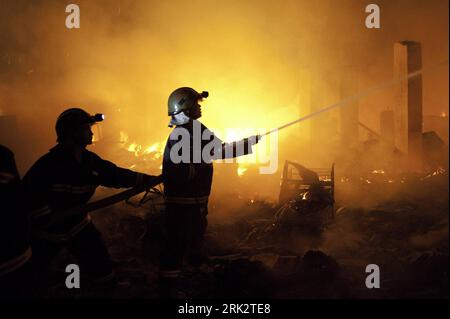 Bildnummer: 53246217  Datum: 06.08.2009  Copyright: imago/Xinhua (090806) -- CHENGDU, Aug. 6, 2009 (Xinhua) -- Firefighters try to extinguish a fire at the Xiangnan Furniture Factory in Wuhou District of Chengdu, southwest China s Sichuan Province, on Aug. 5, 2009. A big fire broke out here on Wednesday night and was extinguished around midnight on the same day after 130 firefighters and 20 fire engines were dispatched to the scene. No casualties have been reported so far and the cause of the fire is under investigation.  (Xinhua) (wjd) (2)CHINA-CHENGDU-FURNITURE FACTORY-FIRE (CN)  PUBLICATION Stock Photo