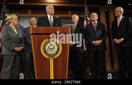 Bildnummer: 53247629 Datum: 06.08.2009 Copyright: imago/Xinhua (090806) -- WASHINGTON, 6 agosto 2009 (Xinhua) -- Patrick J. Leahy (D-Vermont) (fronte), senatore e presidente del Comitato giudiziario del Senato degli Stati Uniti, parla durante una conferenza stampa dopo che il Senato degli Stati Uniti ha confermato Sonia Sotomayor come prima giudice della Corte Suprema ispanica, a Capitol Hill a Washington D.C., capitale degli Stati Uniti, il 6 agosto 2009. (Xinhua/Zhang Yan) (gxr) (3)U.S-GIUDICE DELLA CORTE SUPREMA SOTOMAYOR-SENATO CONFERMA PUBLICATIONxNOTxINxCHN People Politik USA premiumd kbdig xng 2009 quer Bildnummer 53247629 Data Foto Stock