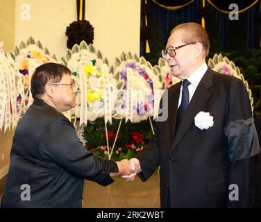 Bildnummer: 53254334 Datum: 10.08.2009 Copyright: imago/Xinhua (090810) -- PECHINO, 10 agosto 2009 (Xinhua) -- l'ex presidente cinese Jiang Zemin (R) stringe la mano a un parente di Zhuo Lin durante i funerali di Zhuo al cimitero rivoluzionario Babaoshan a Pechino, capitale della Cina, 10 agosto 2009. Zhuo Lin, vedova del defunto leader cinese Deng Xiaoping, morì di malattia a Pechino il 29 luglio all'età di 93 anni ed è stato cremato qui lunedì. (Xinhua/Ju Peng) PUBLICATIONxNOTxINxCHN People Politik kbdig xsk 2009 quer o0 Gestik, Shake Hands, Shakehands Bildnummer 53254334 Date 10 08 2009 Copy Foto Stock