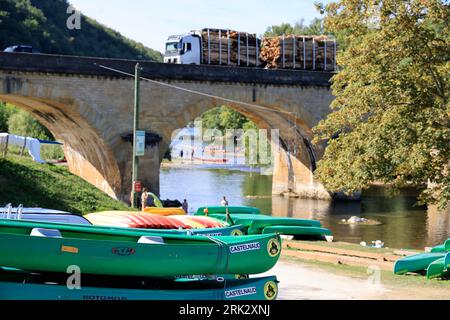 Eté, chaleur, plage, baignade, repos, détente, Promenade sur la Dordogne sous le château fort de Castelnaud en Périgord noir. Avec la chaleur la riviè Foto Stock