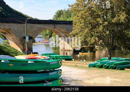 Eté, chaleur, plage, baignade, repos, détente, Promenade sur la Dordogne sous le château fort de Castelnaud en Périgord noir. Avec la chaleur la riviè Foto Stock