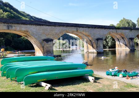 Eté, chaleur, plage, baignade, repos, détente, Promenade sur la Dordogne sous le château fort de Castelnaud en Périgord noir. Avec la chaleur la riviè Foto Stock