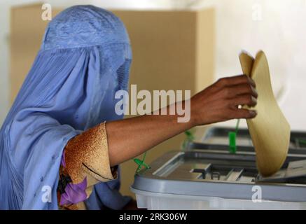 Bildnummer: 53272947  Datum: 20.08.2009  Copyright: imago/Xinhua (090820) -- KABUL, Aug. 20, 2009 (Xinhua) -- An Afghan woman casts her ballot at a polling station in Kabul, capital of Afghanistan, on Aug. 20, 2009. The  of Afghanistan begun voting Thursday morning amid tight security to elect the country  s president and 420 members of the provincial councils. (Xinhua/Zabi Tamanna) (lr) (4)AFGHANISTAN-ELECTIONS-VOTING-BEGIN  PUBLICATIONxNOTxINxCHN  Fotostory Politik Wahlen Präsidentschaftswahlen Frauen Gesellschaft Land Leute premiumd Highlight kbdig xsk  2009 quer  o0 Asien, Wahllokal    Bil Stock Photo