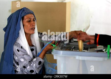 Bildnummer: 53272948 Datum: 20.08.2009 Copyright: imago/Xinhua (090820) -- KABUL, 20 agosto 2009 (Xinhua) -- una donna afghana pronuncia il suo voto in una sede elettorale a Kabul, capitale dell'Afghanistan, il 20 agosto 2009. L'Afghanistan ha iniziato a votare giovedì mattina in mezzo a una stretta sicurezza per eleggere il presidente del paese e 420 membri dei consigli provinciali. (Xinhua/Zabi Tamanna) (lr) (6)AFGHANISTAN-ELEZIONI-VOTAZIONI-BEGIN PUBLICATIONxNOTxINxCHN Fotostory Politik Wahlen Präsidentschaftswahlen Frauen Gesellschaft Land Leute premiumd highlight kbdig xsk 2009 quer o0 Asien, Wahllokal Bi Foto Stock