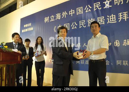 Bildnummer: 53279490 Datum: 20.08.2009 Copyright: imago/Xinhua (090821) -- DUBAI, 21 agosto 2009 (Xinhua) -- Gao Youzhen(L, Front), Consolato generale Cinese a Dubai, presenta i libri al rappresentante delle federazioni locali d'oltremare dell'impresa Cinese alla cerimonia di inaugurazione della Guida di soggiorno a Dubai per il Cinese a Dubai, Emirati Arabi Uniti, il 20 agosto 2009. Gao presentò 5000 libri a cinque camere di commercio cinesi d'oltremare. (Xinhua/an Jiang) (jl) (3)UAE-DUBAI-CHINA-TOURISM PUBLICATIONxNOTxINxCHN People Politik Tourismus kbdig xub 2009 quer premiumd Bildnummer Foto Stock