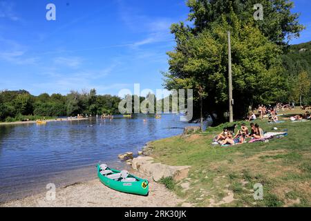 Eté, chaleur, plage, baignade, repos, détente, Promenade sur la Dordogne sous le château fort de Castelnaud en Périgord noir. Avec la chaleur la riviè Foto Stock