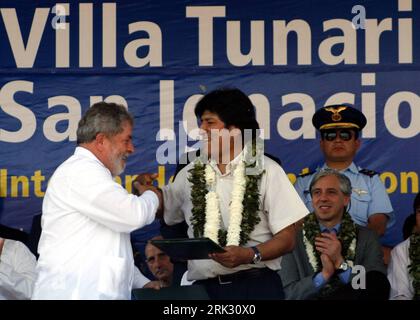 Bildnummer: 53281490 Datum: 22.08.2009 Copyright: imago/Xinhua (090823) -- VILLA TUNARI, 23 agosto 2009 (Xinhua) -- il presidente boliviano Evo Morales (C) stringe la mano al suo omologo brasiliano Luiz Ignacio Lula da Silva a Villa Tunari, Bolivia, 22 agosto 2009. I due presidenti firmarono un accordo di prestito che prometteva un prestito di 323 milioni di dollari per la Bolivia per la costruzione di strade sabato. (Xinhua) (lmz) (1)BOLIVIA-BRASILE-ROAD LOAN PUBLICATIONxNOTxINxCHN People Politik kbdig xmk 2009 quer o0 Brasilien Bildnummer 53281490 Data 22 08 2009 Copyright Imago XINHUA Villa Aug 23 2009 XINH Foto Stock