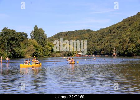 Eté, chaleur, plage, baignade, repos, détente, Promenade sur la Dordogne sous le château fort de Castelnaud en Périgord noir. Avec la chaleur la riviè Foto Stock