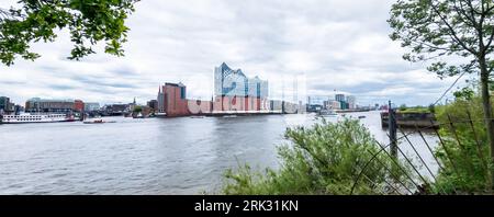 Amburgo, Germania. 20 giugno 2023. Vista sull'Elba fino allo skyline della città di Amburgo con l'Elbphilharmonie. Credito: Markus Scholz/dpa/Alamy Live News Foto Stock