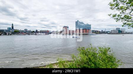 Amburgo, Germania. 20 giugno 2023. Vista sull'Elba fino allo skyline della città di Amburgo con l'Elbphilharmonie. Credito: Markus Scholz/dpa/Alamy Live News Foto Stock