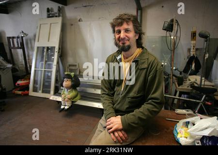 Bildnummer: 53286936  Datum: 25.08.2009  Copyright: imago/Xinhua (090826) -- BUENOS AIRES, Aug. 26, 2009 (Xinhua) -- Sculptor Pablo Irrgang sits in front of a sculpture of comic character Mafalda in Buenos Aires, capital of Argentina, Aug. 25, 2009. The 80-centimeters-high sculpture is to be placed in front of the house of Quino who created the character Mafalda in the 1960s. (Xinhua/Martin Zabala) (zcq) (5)ARGENTINA-BUENOS AIRES-MAFALDA-SCULPTURE PUBLICATIONxNOTxINxCHN People Kunst Bildhauer kbdig xub 2009 quer  o0 Comicfigur    Bildnummer 53286936 Date 25 08 2009 Copyright Imago XINHUA 09082 Stock Photo