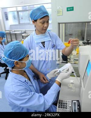 Bildnummer: 53304250 Datum: 29.08.2009 Copyright: imago/Xinhua (090829) -- TIANJIN, ago. 29, 2009 (Xinhua) -- la Dr. li Qian (R) di conservazione delle cellule staminali del cordone ombelicale di Tianjin analizza i dati delle cellule staminali del sangue del cordone ombelicale con i suoi assistenti alla base dell'industria nazionale delle cellule staminali e del prodotto a Tianjin, Cina settentrionale, 29 agosto 2009. Alla presenza di 12 centri di trapianto di cellule staminali in Cina, una clinica multicentrica a livello nazionale per il trapianto di cellule staminali del cordone ombelicale è iniziata qui sabato. Tianjin ha ora la più grande conservazione di cellule staminali del cordone ombelicale al mondo. (X Foto Stock