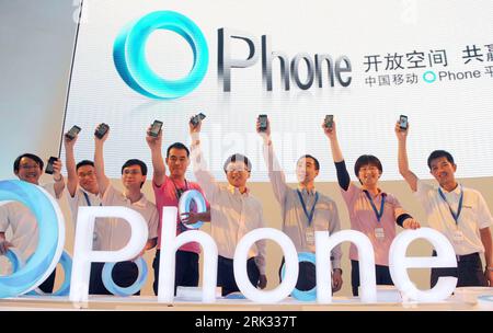 Bildnummer: 53306849  Datum: 31.08.2009  Copyright: imago/Xinhua (090831) -- BEIJING, Aug. 31, 2009 (Xinhua) -- Employees of China Mobile show off different designs of OPhone handsets at the first issuing ceremony in Beijing, China, August 31, 2009. China Mobile launched Monday its independently developed OPhone operating system, together with designs of OPhone handsets, to meet competitions from China Telecom and China Unicom, the two other major telecommunications companies in China. (Xinhua/Yuan Zhou) (xxh) #(3)CHINA-BEIJING-CHINA MOBILE-OPHONE (CN) PUBLICATIONxNOTxINxCHN Wirtschaft o Phone Stock Photo