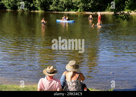 Eté, chaleur, plage, baignade, repos, détente, Promenade sur la Dordogne sous le château fort de Castelnaud en Périgord noir. Avec la chaleur la riviè Foto Stock