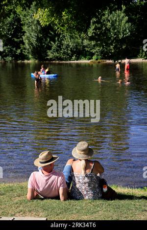 Eté, chaleur, plage, baignade, repos, détente, Promenade sur la Dordogne sous le château fort de Castelnaud en Périgord noir. Avec la chaleur la riviè Foto Stock