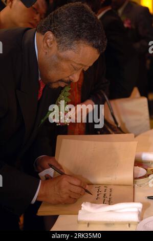 Bildnummer: 53326115 Datum: 07.09.2009 Copyright: imago/Xinhua (090908) -- PECHINO, 8 settembre 2009 (Xinhua) -- visitando l'Unione africana (AU) il presidente della Commissione Jean Ping scrive parole durante un ricevimento di benvenuto e la prima di mio padre cinese , a Pechino, Cina, 7 settembre 2009. (Xinhua/ma Yan) (hdt) (2)CHINA-BEIJING-AU-JEAN PING-VISIT (CN) PUBLICATIONXNOTXINXCHN People Politik Kbdig xdp 2009 hoch Bildnummer 53326115 Data 07 09 2009 Copyright Imago XINHUA Pechino 8 settembre 2009 XINHUA in visita all'Unione Africana il presidente della Commissione Au Jean Ping scrive parole durante una R di benvenuto Foto Stock