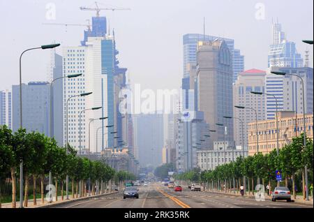 Bildnummer: 53325935 Datum: 05.09.2009 Copyright: imago/Xinhua (090907) -- DALIAN, 7 settembre 2009 (Xinhua) -- foto scattata il 5 settembre 2009 mostra una vista di Renmin Road a Dalian, nella provincia di Liaoning della Cina nordorientale. Oltre 1.300 pariticipanti provenienti da 86 paesi e regioni parteciperanno al meeting annuale dei nuovi campioni 2009, o Summer Davos, che si terrà dal 10 al 12 settembre a Dalian, una famosa località turistica e città commerciale in Cina. (Xinhua/Ren Yong) (ypf) (DAVOS 2009)(6)CHINA-DALIAN-DAVOS-CITY-LIFE PUBLICATIONxNOTxINxCHN Dalian Davos Sommerforum Reisen Asien China kbdig xub 2009 quer pre Foto Stock